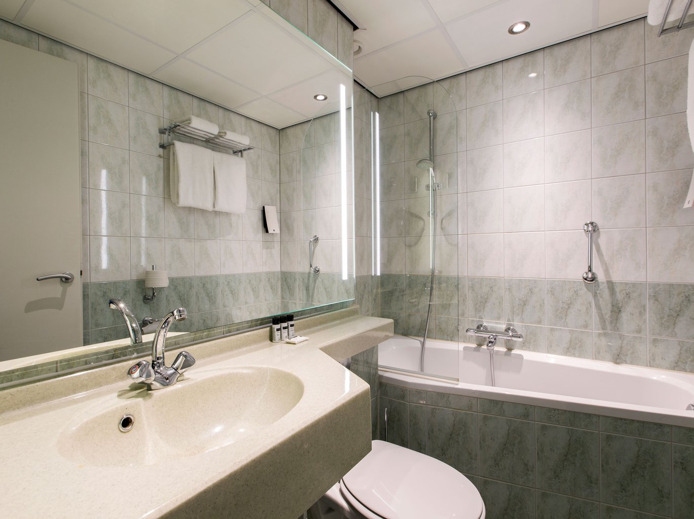 EH---CROWN-HOTEL-EINDHOVEN---COMFORT-SUPERIOR-BADKAMER---1.jpg