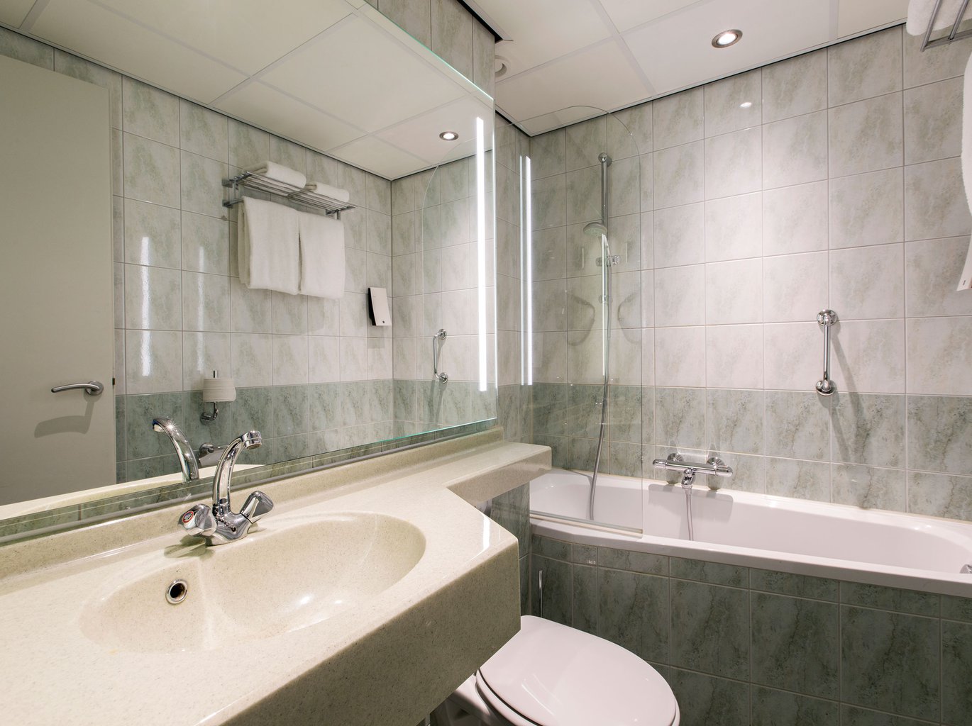 EH---CROWN-HOTEL-EINDHOVEN---COMFORT-SUPERIOR-BADKAMER---2.jpg