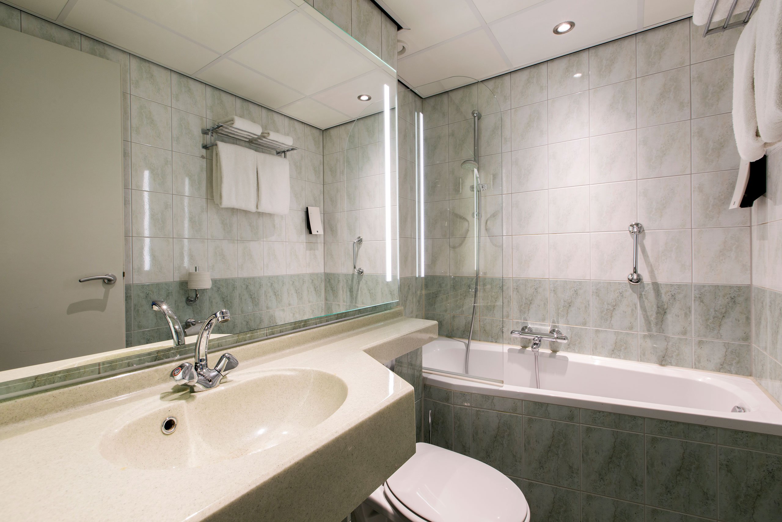 EH---CROWN-HOTEL-EINDHOVEN---COMFORT-SUPERIOR-BADKAMER---2.jpg