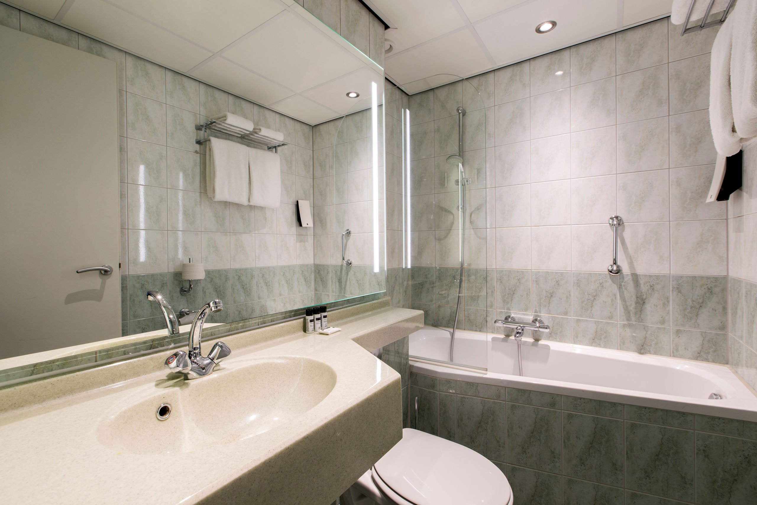EH---CROWN-HOTEL-EINDHOVEN---COMFORT-SUPERIOR-BADKAMER---1.jpg