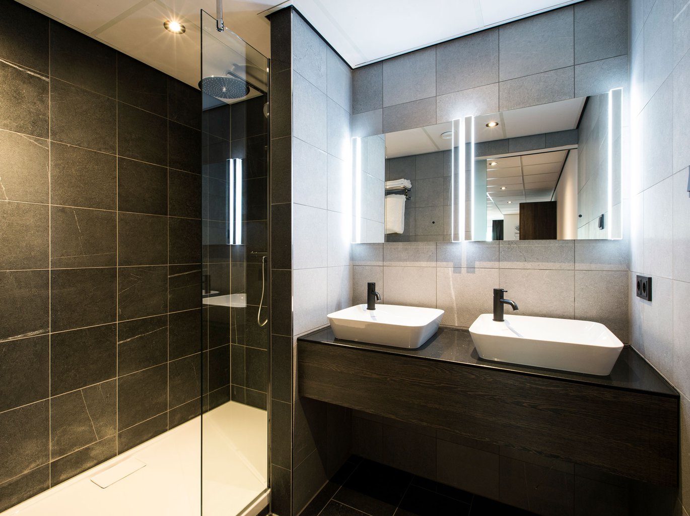 EH---CROWN-HOTEL-EINDHOVEN---DELUXE-BADKAMER---3.jpg