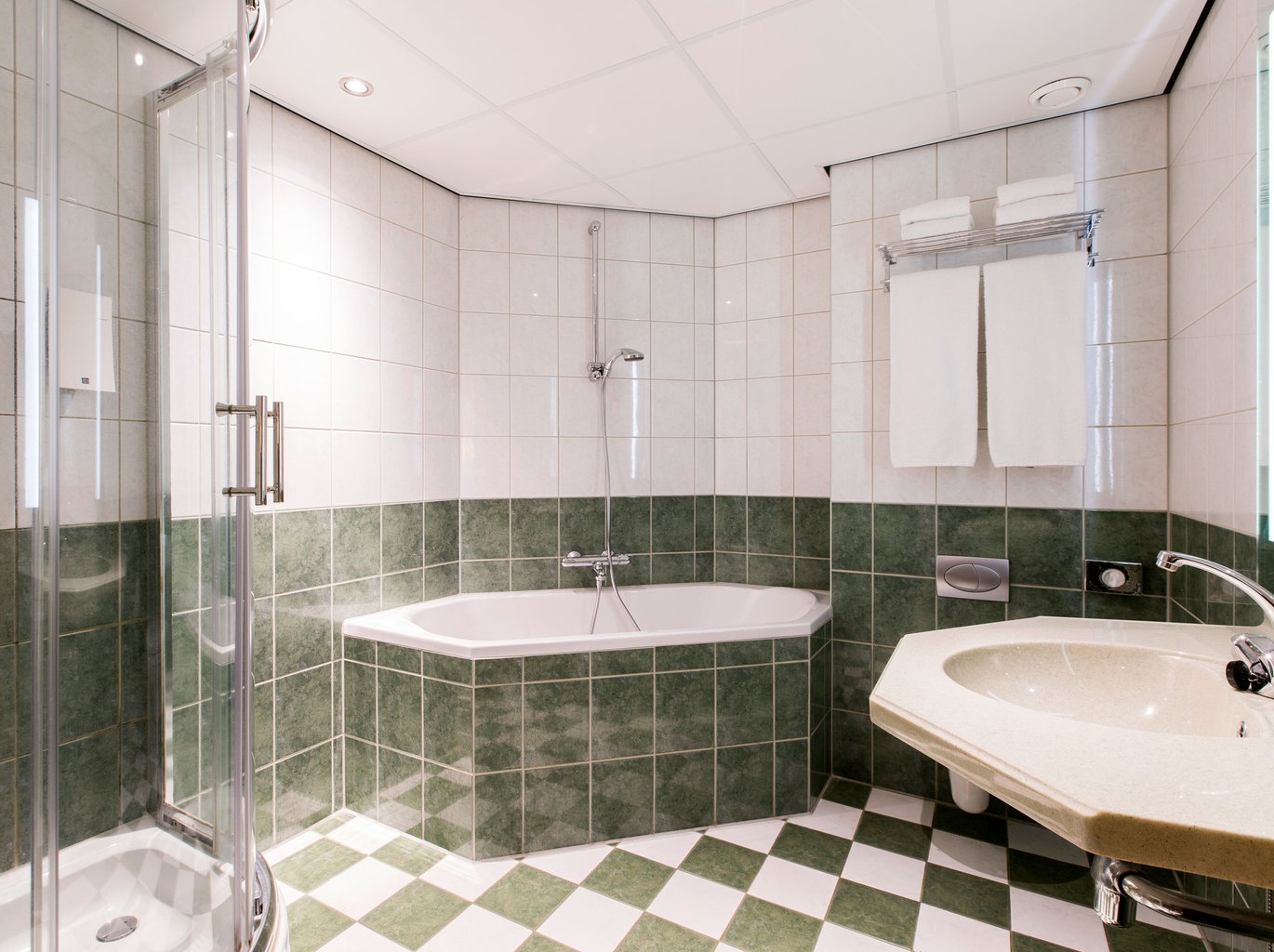 EH---CROWN-HOTEL-EINDHOVEN---DELUXE-BADKAMER---4.jpg
