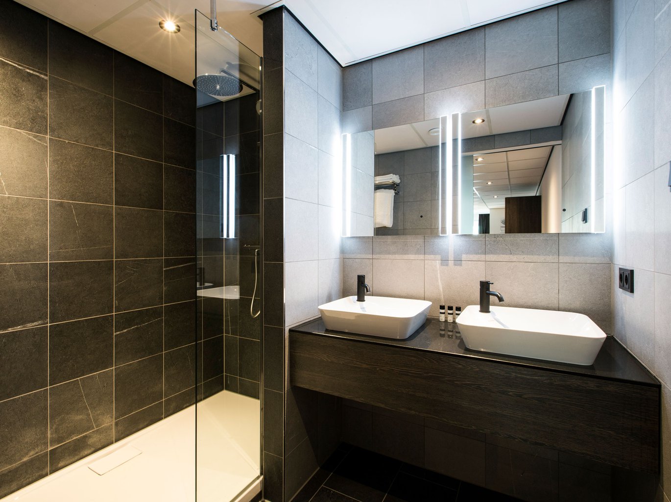 EH---CROWN-HOTEL-EINDHOVEN---DELUXE-BADKAMER---2.jpg