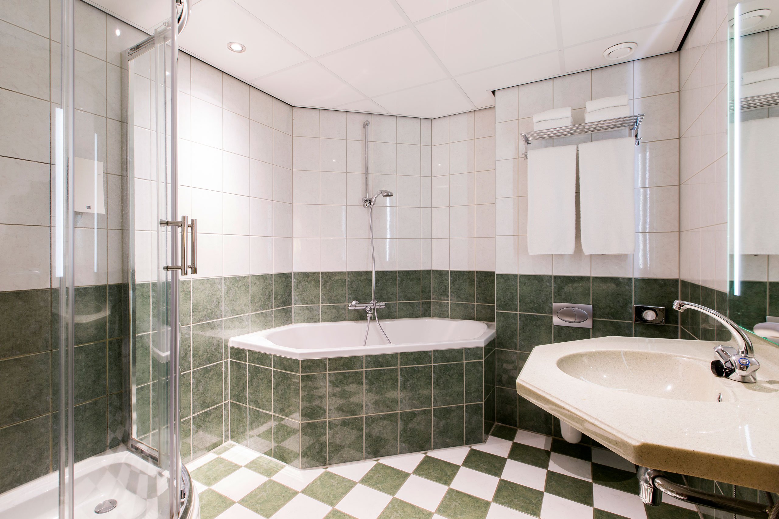 EH---CROWN-HOTEL-EINDHOVEN---DELUXE-BADKAMER---4.jpg