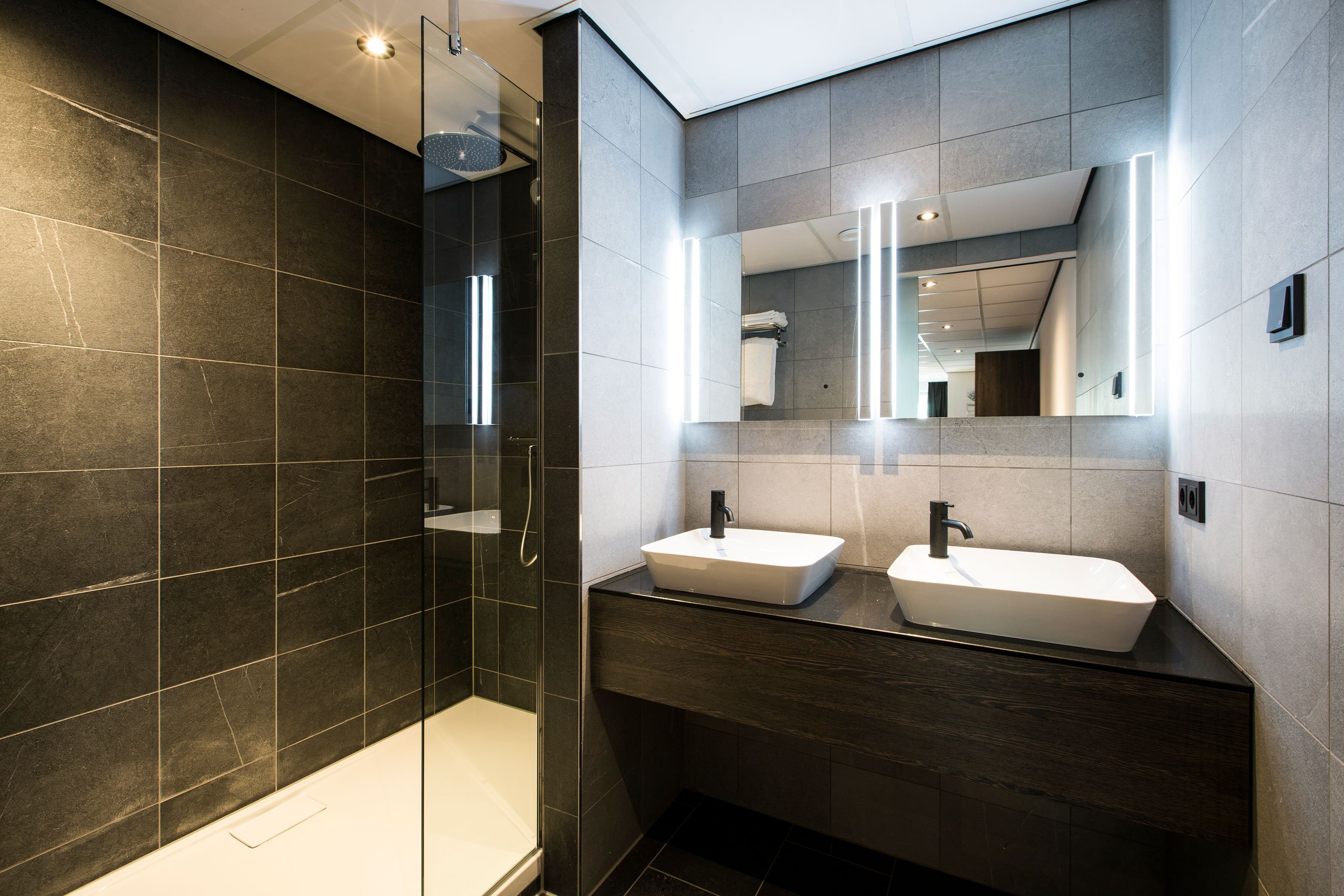 EH---CROWN-HOTEL-EINDHOVEN---DELUXE-BADKAMER---3.jpg