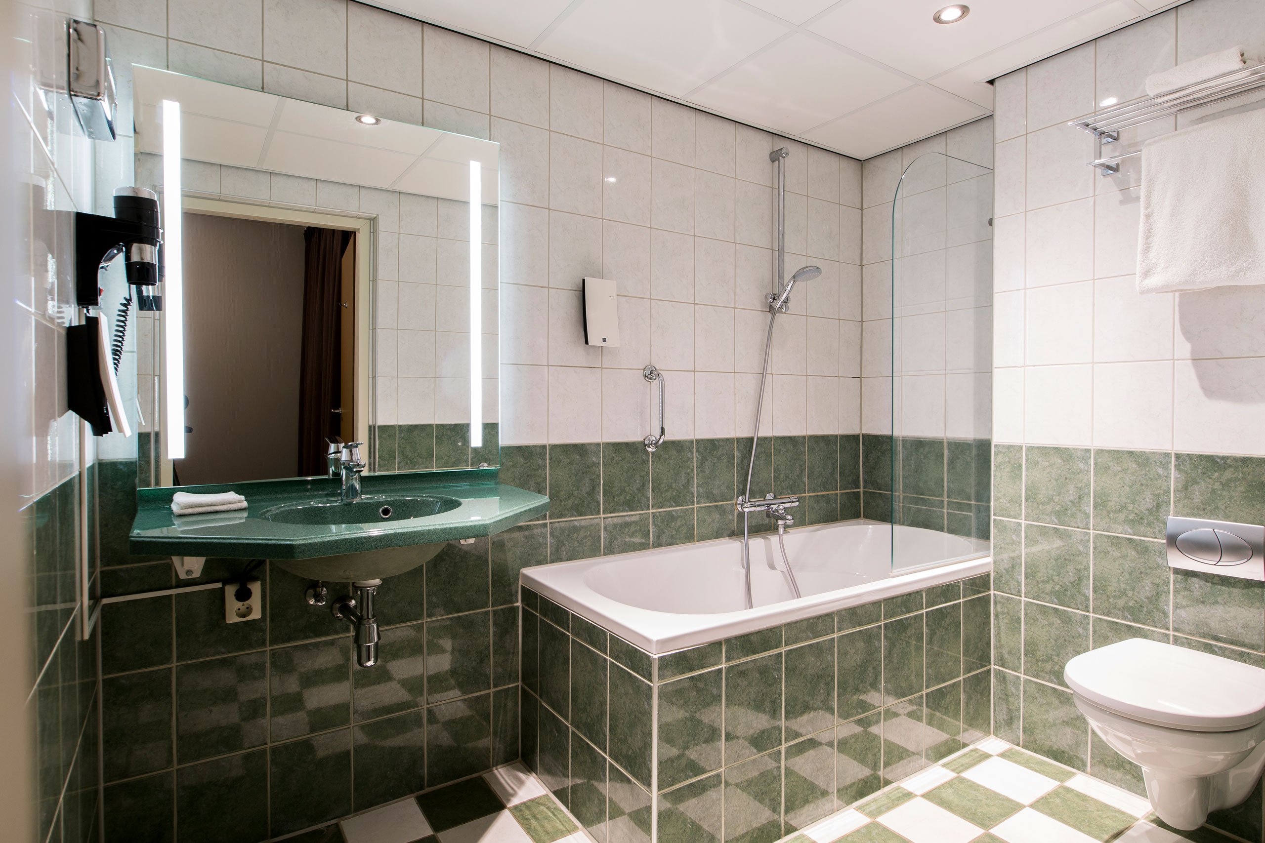 EH---CROWN-HOTEL-EINDHOVEN---DELUXE-BADKAMER---5.jpg