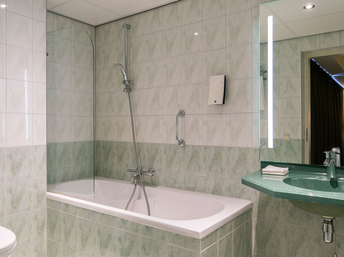 EH---CROWN-HOTEL-EINDHOVEN---EXECUTIVE-BADKAMER---1.jpg