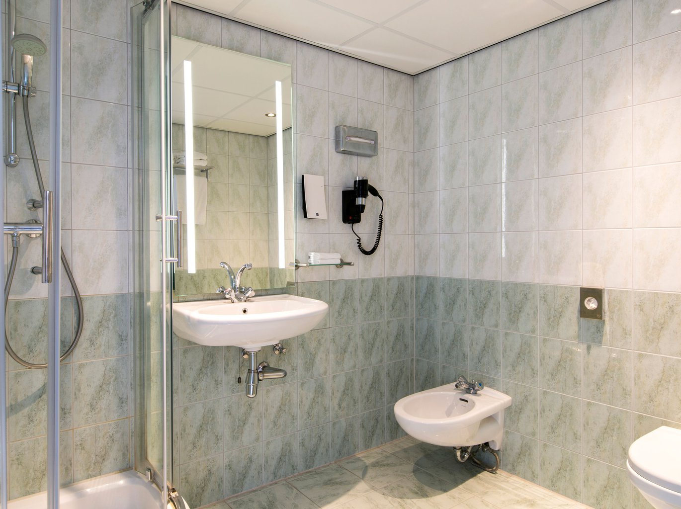 EH---CROWN-HOTEL-EINDHOVEN---SUITE---BADKAMER---1.jpg