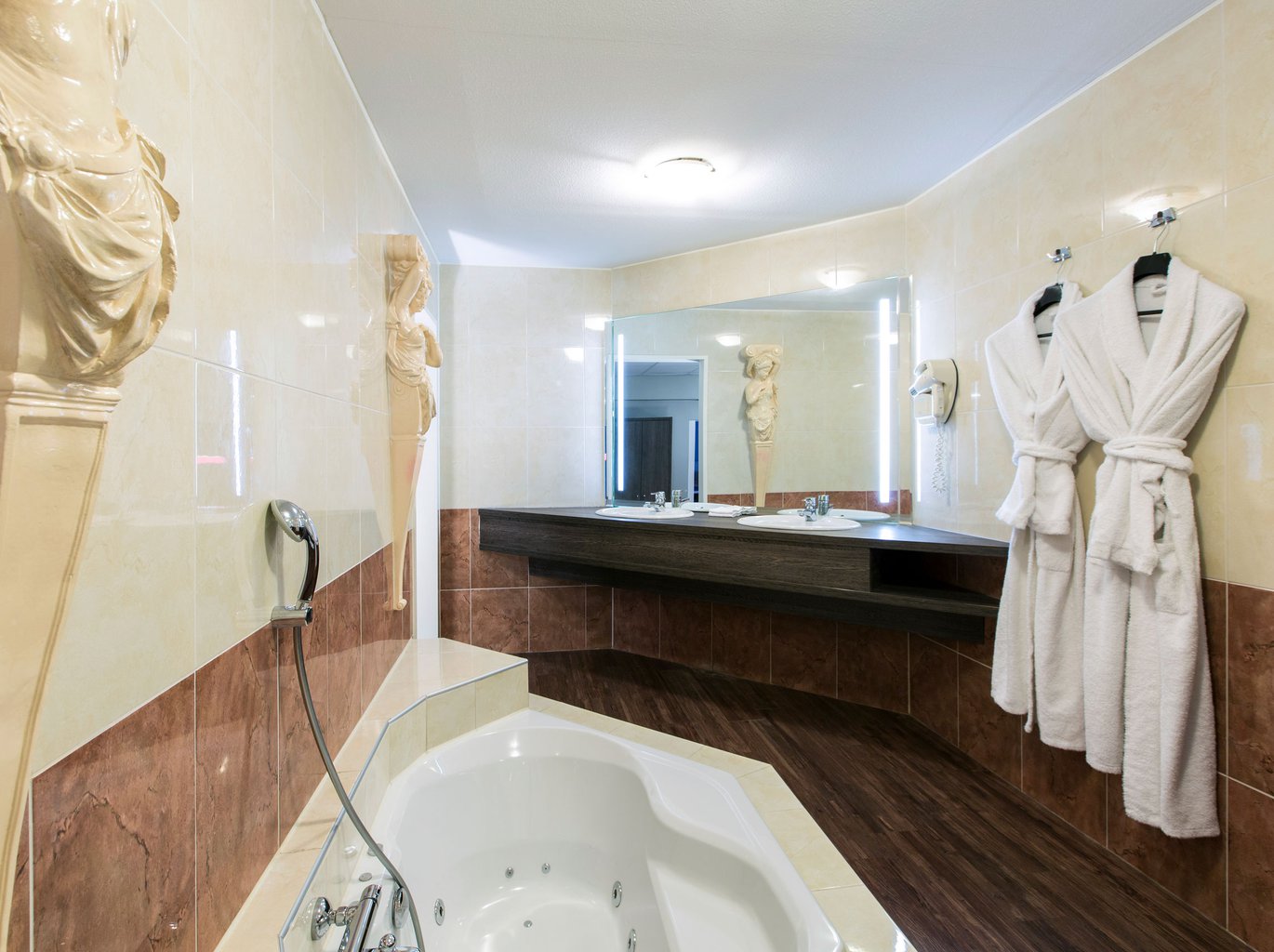 EH---CROWN-HOTEL-EINDHOVEN---SUITE---BADKAMER---2.jpg