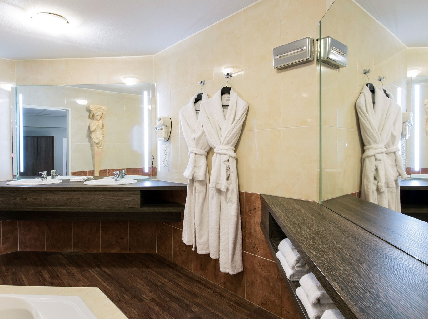 EH---CROWN-HOTEL-EINDHOVEN---SUITE---BADKAMER---3.jpg