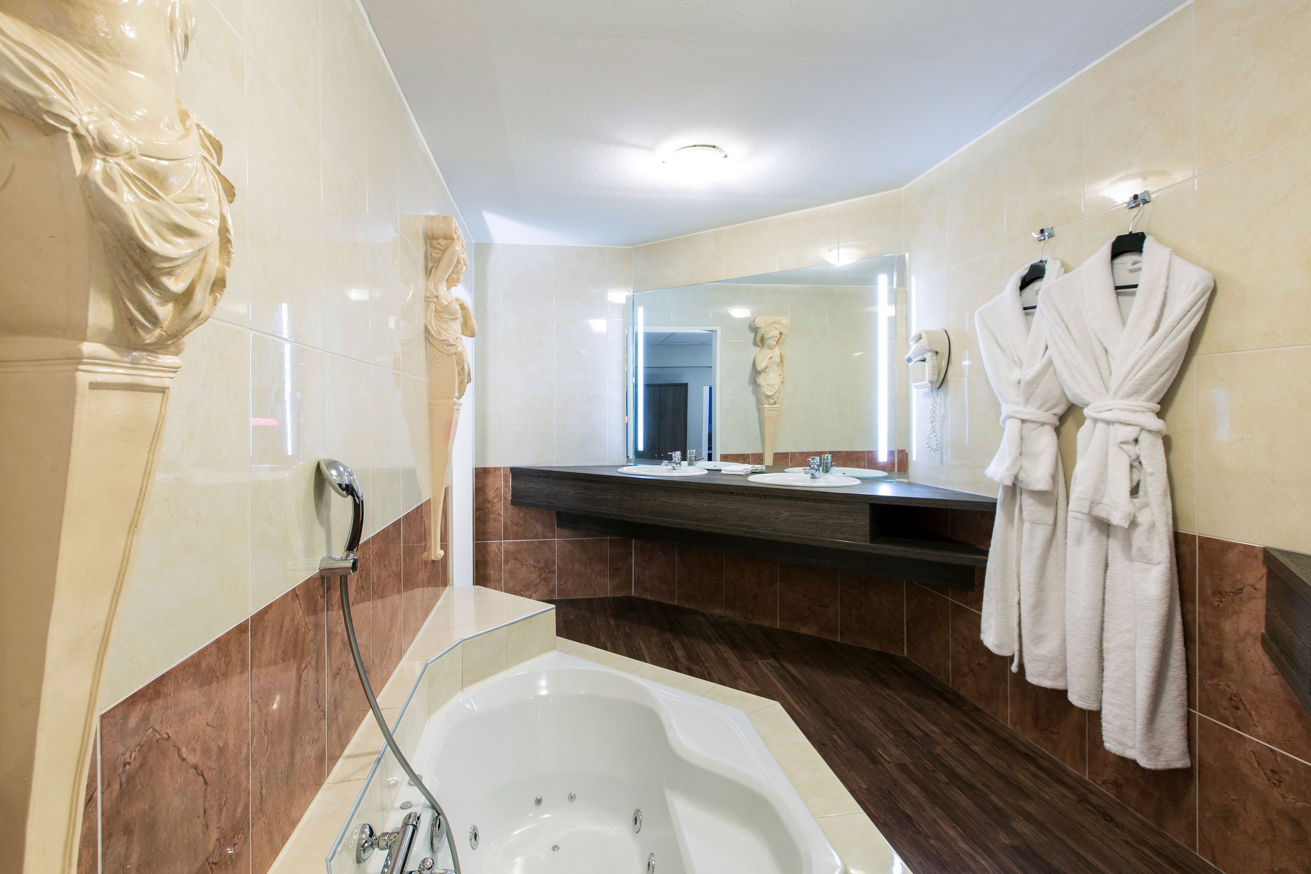EH---CROWN-HOTEL-EINDHOVEN---SUITE---BADKAMER---2.jpg