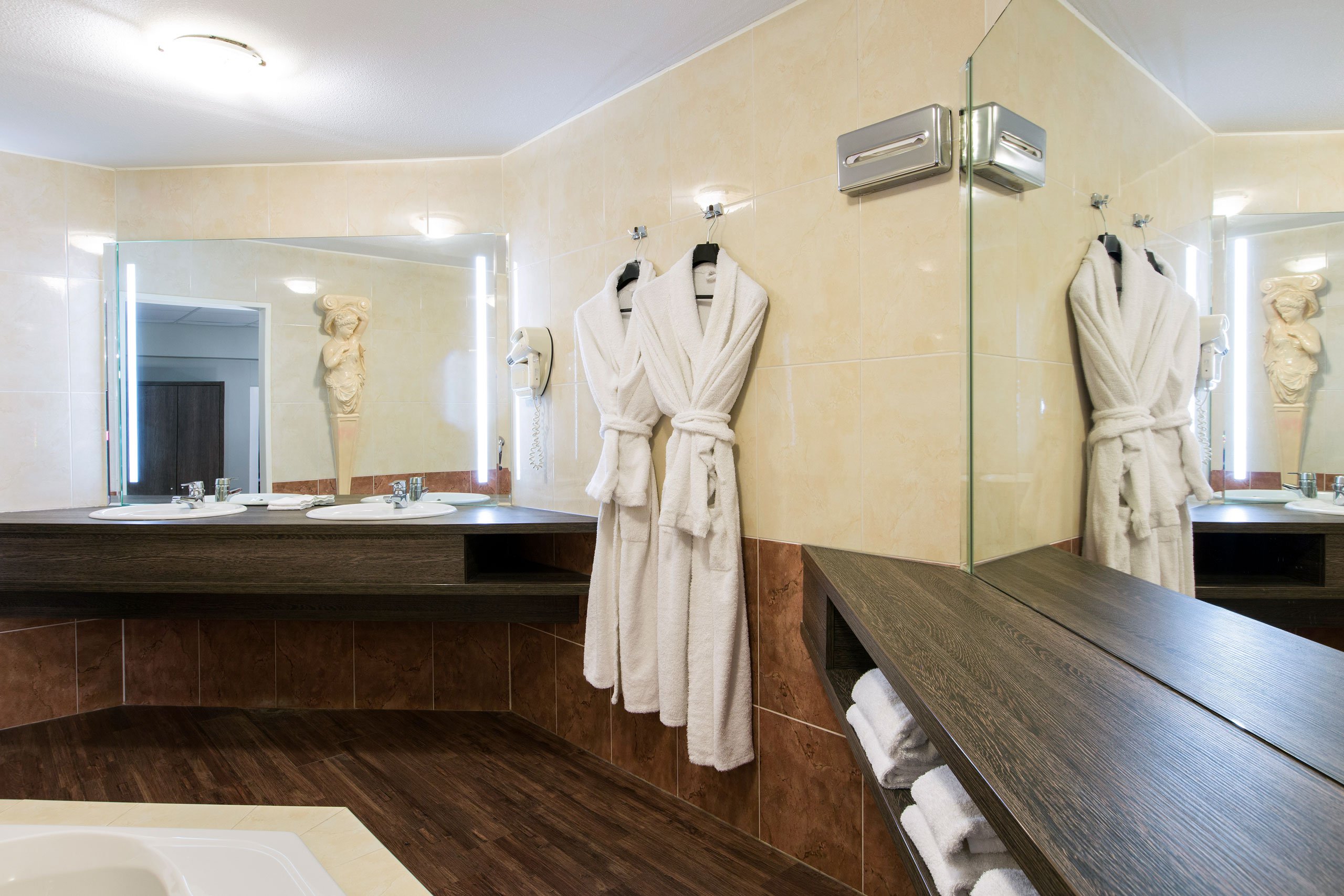 EH---CROWN-HOTEL-EINDHOVEN---SUITE---BADKAMER---3.jpg